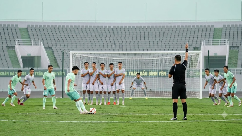 Cách thực hiện quả phạt gián tiếp trong vòng cấm ghi bàn